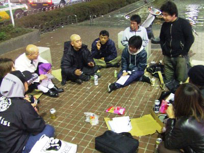 Toyama Kouichi with supporters (from スパイ日記)