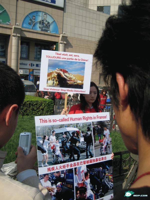 فتاة صينية تحتج في بكين على المعاملة الوحشية لحامل الشعلة